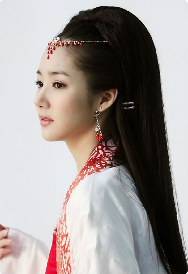 Điểm nhấn của cổ trang Hàn là mái tóc đẹp thướt tha