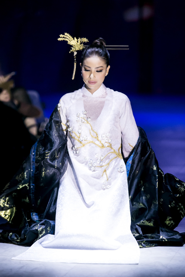 Hoa hậu Phạm Hương hát cải lương trên sàn diễn thời trang