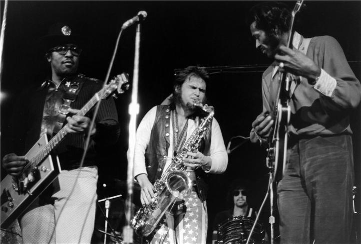 Bo Diddley (bìa trái) và Chuck Berry (bìa phải) trong một cuộc biểu diễn - Ảnh: Bob Gruen