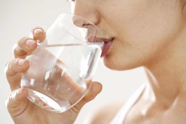Uống thật nhiều nước để giữ cho thanh quản không bị khô và đau