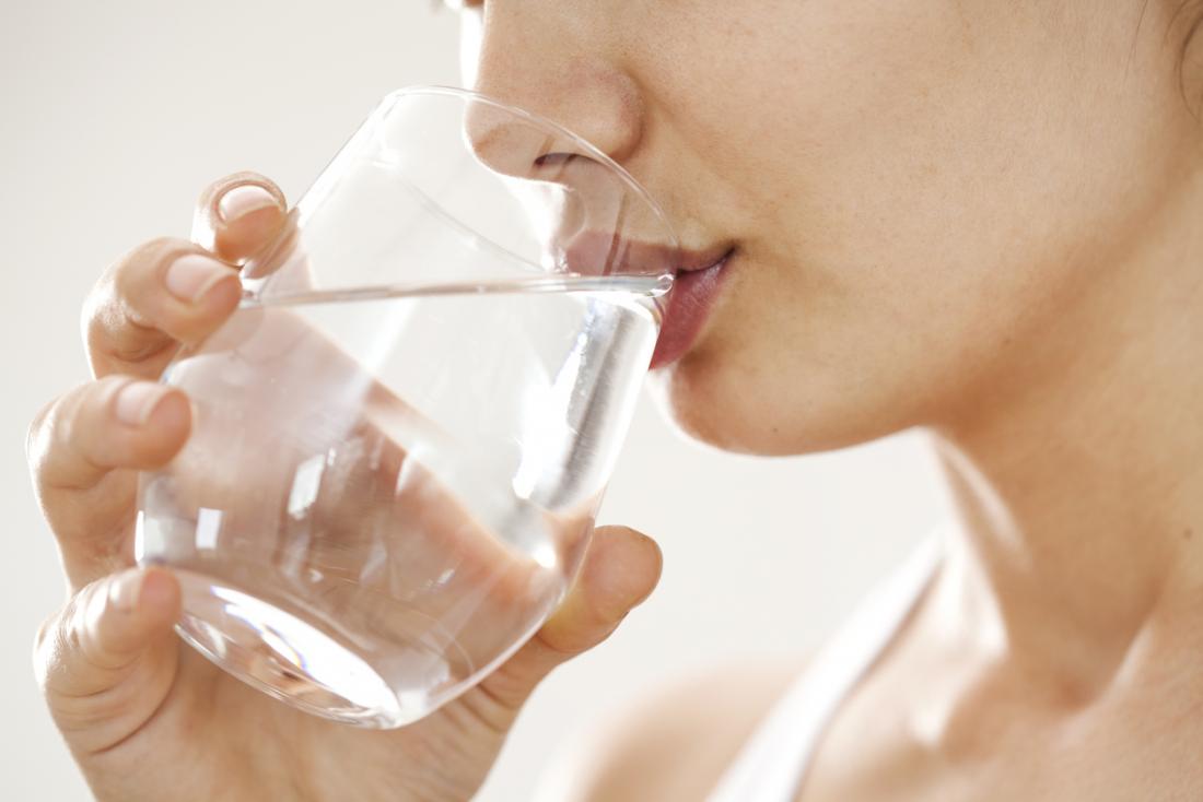 Uống thật nhiều nước để giữ cho thanh quản không bị khô và đau
