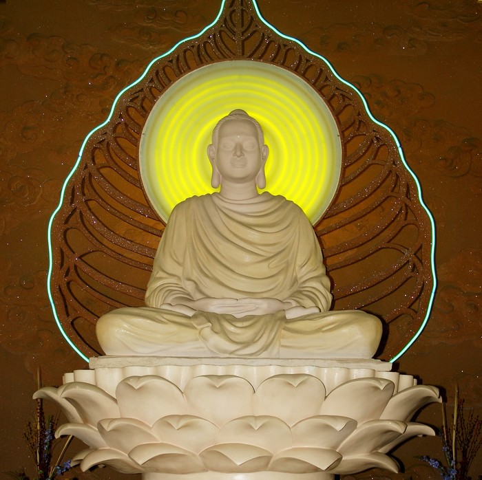Hình ảnh Đức Phật ngồi trên đài sen