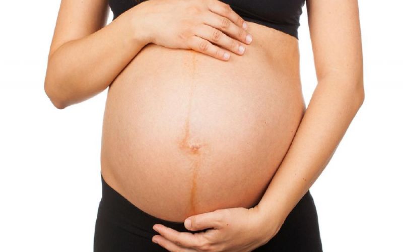 Hình 6: Đường nigra màu đen ở giữa bụng kéo dài đến rốn là dấu hiệu mang thai con gái