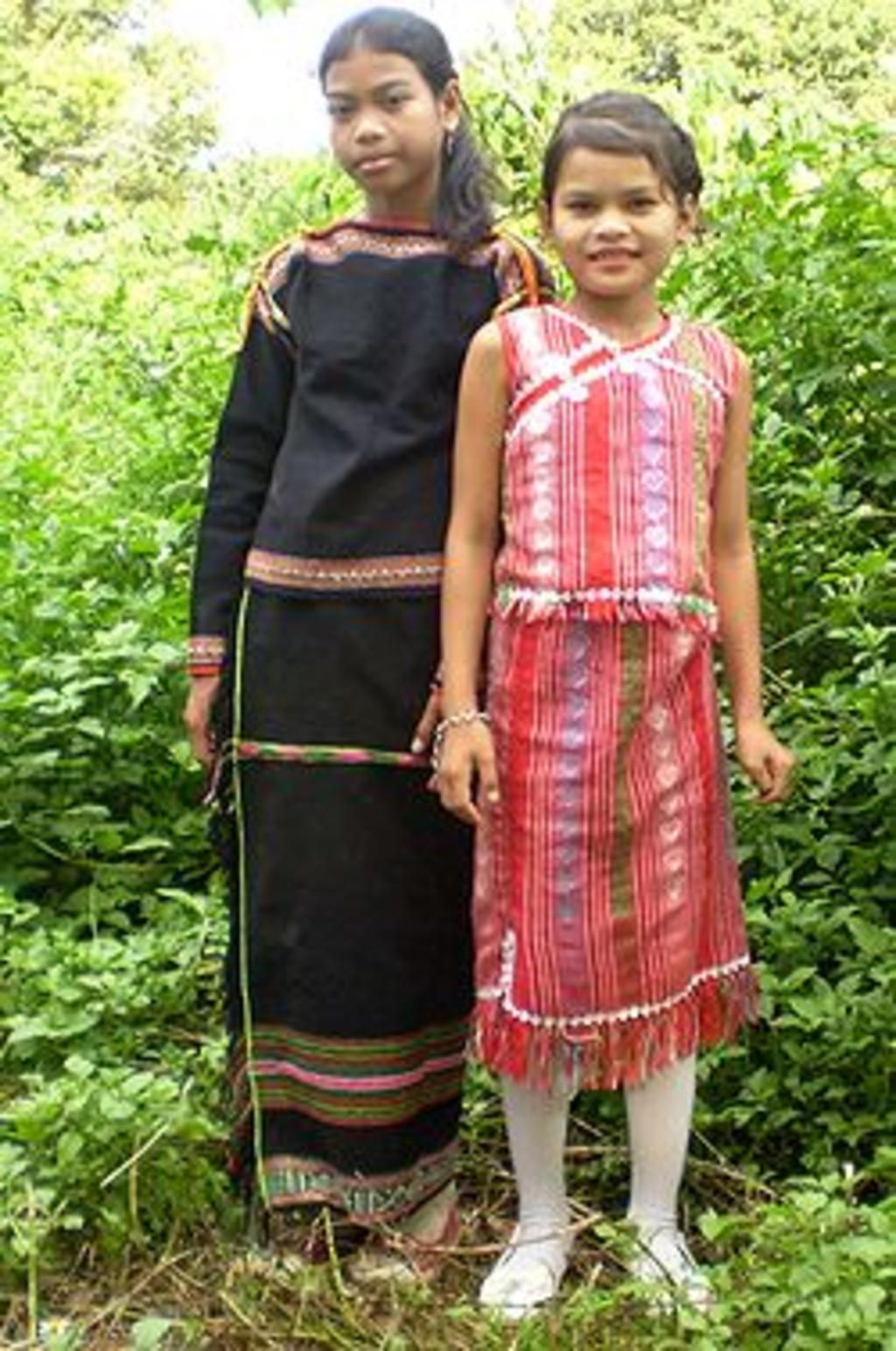 tim-1-dan-toc-phan-bo-o-vung-nui-phia-bac-va-tim-hieu-ve-trang-phuc-cua-dan-toc-do-ve-trang-phuc