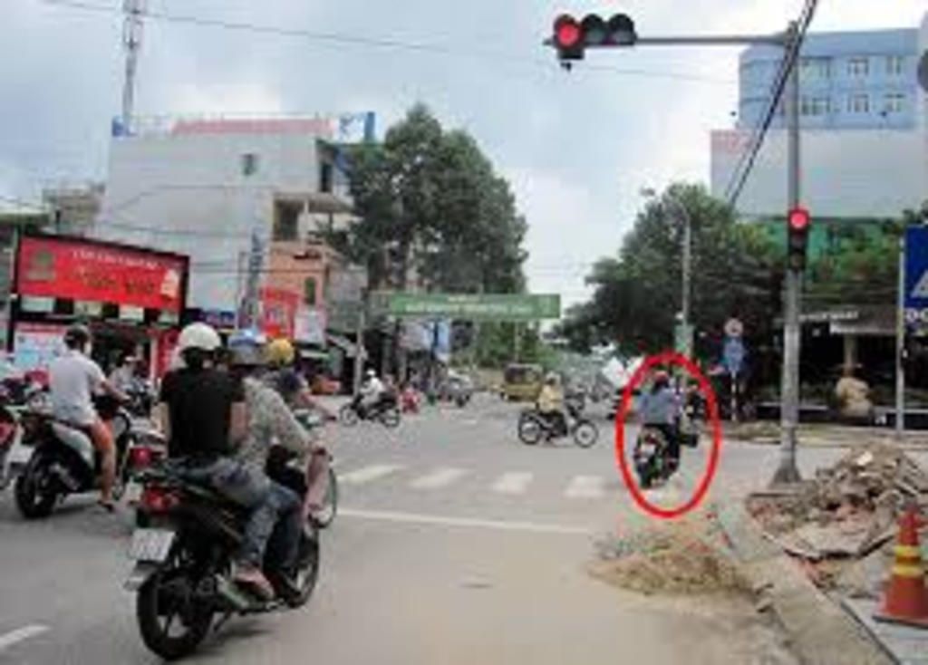 hay-tim-1-vai-buc-anh-ve-viec-vi-pham-phap-luat-va-neu-noi-dung-cua-tung-anh